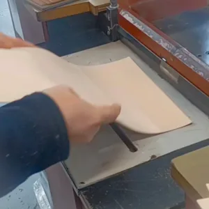 Une fois les pièces de cuir soigneusement découpées, elles passent entre les mains expertes du parurier. C’est ici que s’opère une étape cruciale, souvent méconnue mais déterminante : la parure et le refendage.