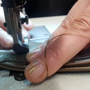 le rôle central des piqûreuses. À la machine ou à la main, elles réalisent des coutures régulières et solides, capables de résister au temps et à l’usage quotidien